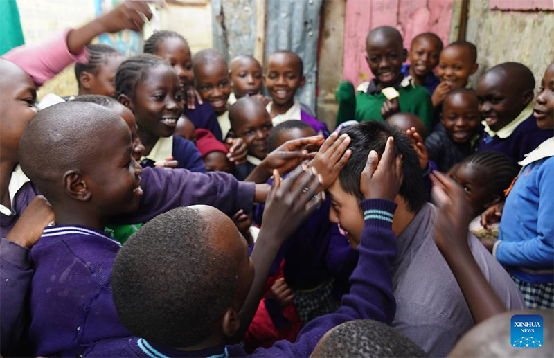 Raia wa China anayejitolea ang’arisha ndoto za watoto wanaoishi kwenye makazi duni nchini Kenya