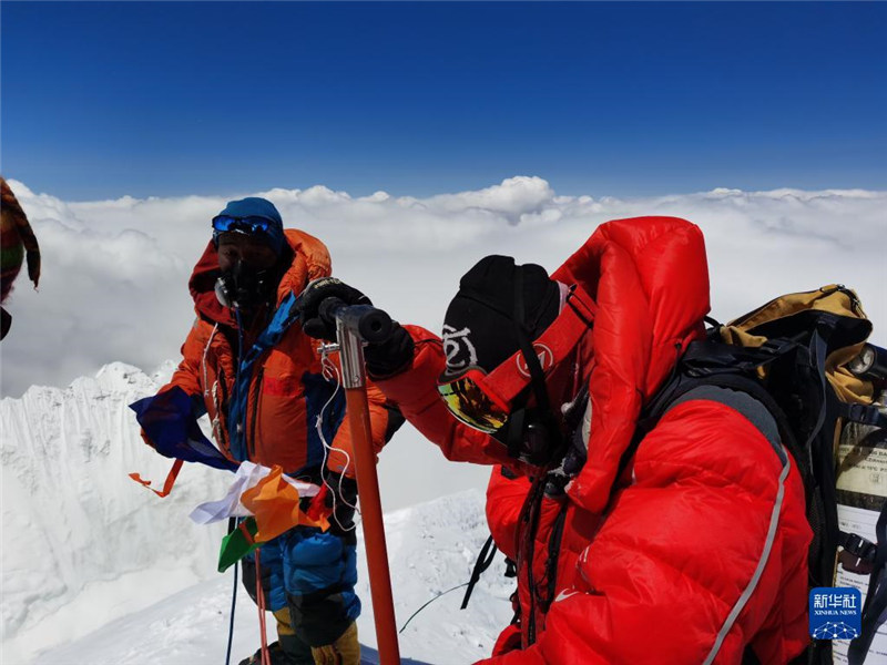 Watafiti wa Timu ya utafiti wa kisayansi wakiwa wamefika kwenye kilele cha Mlima Everest Tarehe 4, Mei.