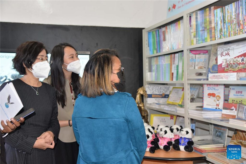Balozi wa China nchini Madagaska Guo Xiaomei (Kulia) na wageni wengine wakionekana wakati wa hafla ya uzinduzi wa chumba cha kujisomea katika shule ya Le Petit Nid huko Antananarivo, Madagaska, Mei 5, 2022. Serikali ya China Alhamisi wiki imetoa karibu vitabu 3,000 vya Kichina na vya lugha mbili za Kichina na Kifaransa kwa shule hiyo.  (Xinhua/Sitraka Rajaonarison)