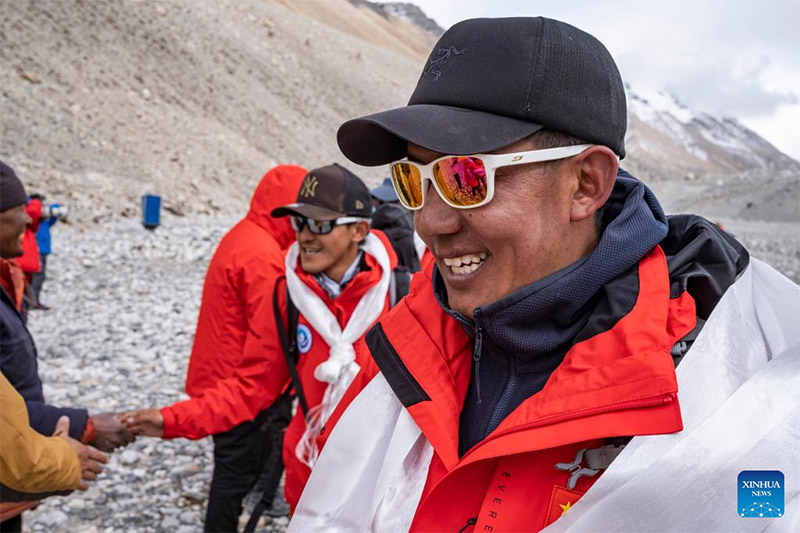 Watu wa timu ya utafiti wa kisayansi wa China wakirudi kambi chini ya Mlima Qomolangma Mei 5, 2022. (Picha/Xinhua)