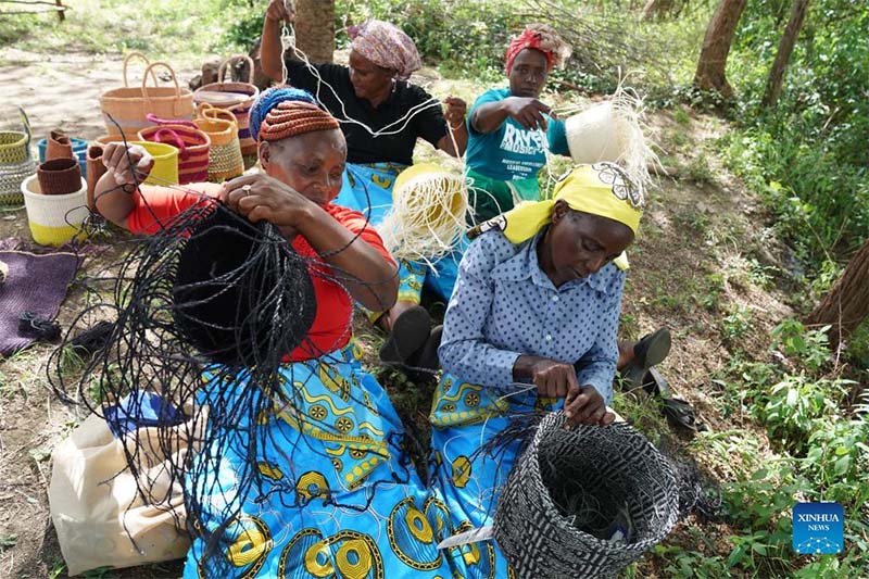 Wanawake wakisuka vikapu kwenye kijiji cha Katangi cha Machakos, Kenya, Mei 3, 2022. (Picha/Xinhua)