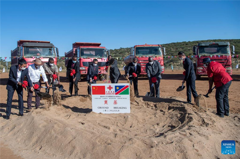 Wageni wakihudhuria hafla rasmi ya uwekaji jiwe la msingi la mradi unaofadhiliwa na China mjini Windhoek, Namibia, Mei 9, 2022. Miradi ya msaada ya China inaendelea kusaidia maendeleo ya miundombinu nchini Namibia na mradi huu mpya ukiwa ni uboreshaji wa Awamu ya 2B ya Barabara ya Uwanja wa Ndege wa Kimataifa kutoka Windhoek hadi Hosea Kutako. (Xinhua/Chen Cheng)