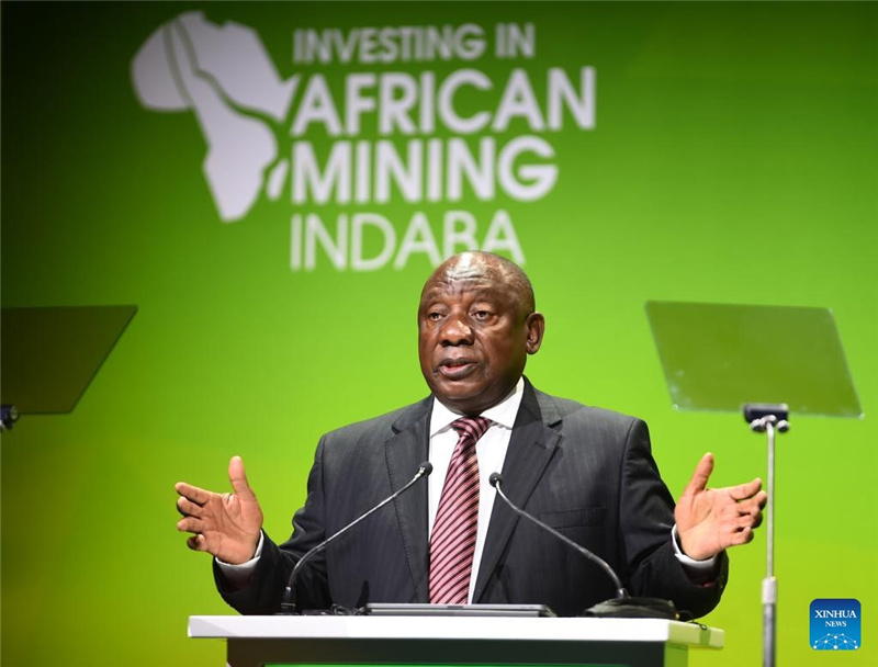 Rais wa Afrika Kusini Cyril Ramaphosa akitoa hotuba kwenye mkutano wa Uwekezaji katika Indaba ya madini ya Afrika huko Cape Town, Afrika Kusini, Mei 10, 2022. Rais wa Afrika Kusini Cyril Ramaphosa Jumanne wiki hii amesema nchi hiyo, kama ilivyo kwa nchi zote zinazoendelea, inapaswa kupewa nafasi ya maendeleo yanayohitajika wakati ambapo iko kwenye mpito wa nishati huku kukiwa na ukosefu wa usalama wa nishati. (Picha na Xabiso Mkhabela/Xinhua)