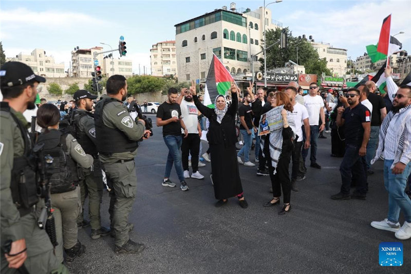 Wapalestina wakiandamana kupinga mauaji ya mwandishi wa habari wa Al-Jazeera, Shireen Abu Akleh yaliyotkea jana Jumatano asubuhi mjini Jerusalem, Mei 11, 2022. Mauaji ya mwandishi wa habari wa Al-Jazeera Shireen Abu Akleh kwenye Ukingo wa Magharibi wa Mto Jordan unaokaliwa kwa mabavu na Israel yalizua shutuma na hasira miongoni mwa Wapalestina. (Picha na Muammar Awad/Xinhua)