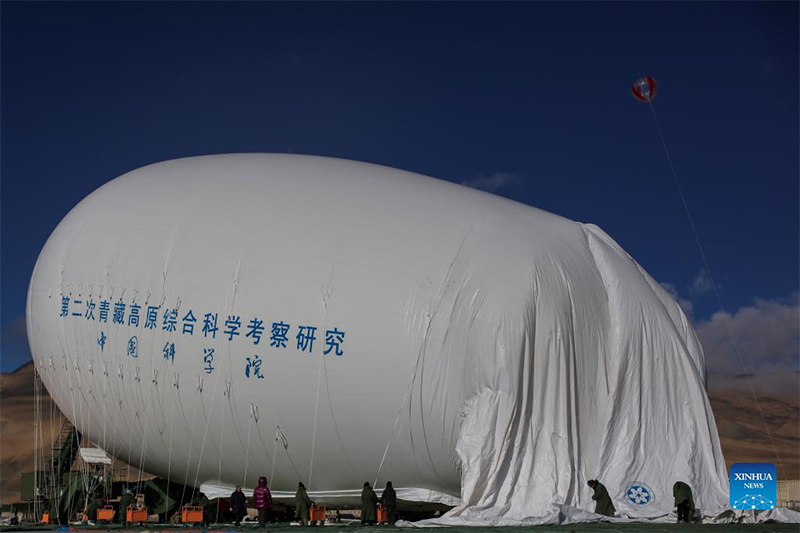 Puto linaloelea angani "Jimu No.1" aina ya III likijazwa upepo katika Tarafa ya Zhaxizom ya  Eneo la Tingri, katika Mkoa unaojiendesha wa Tibet, nchini China Mei 12, 2022. Meli hiyo ya Puto la kuelea angani lililoundwa nchini China kwa ajili ya ufuatiliaji wa hali ya hewa angani, liliruka angani na kuelea kwa urefu uliovunja rekodi wa Mita 9,032 jana Jumapili. Meli hiyo ya "Jimu No.1" aina ya III iliyoundwa na Idara ya Utafiti wa Upashanaji wa Habari za Usafiri wa Anga ya Taasisi ya taifa ya Sayansi ya China (CAS) ina ujazo wa mita za ujazo 9,060. (Xinhua/Jiang Fan)