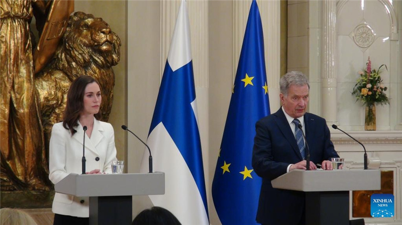 Rais wa Finland Sauli Niinisto (kulia) na Waziri Mkuu Sanna Marin wakihudhuria mkutano wa pamoja na waandishi wa habari mjini Helsinki, Finland, Mei 15, 2022. Rais wa Finland na kamati ya sera ya mambo ya nje ya serikali hiyo jana Jumapili walichukua uamuzi rasmi wa kuanza mchakato wa kuomba nchi hiyo kujiunga na kuwa nchi mwanachama wa Jumuiya ya Kujihami ya Nchi za Magharibi (NATO). (Xinhua/Chen Jing)