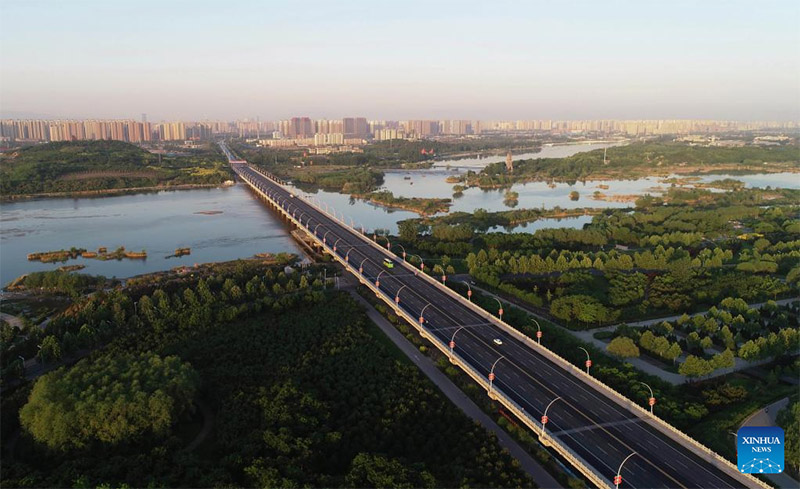 Mandhari ya Mto Hutuo wa Shijiazhuang, China baada ya urejesho wa hali ya ikolojia