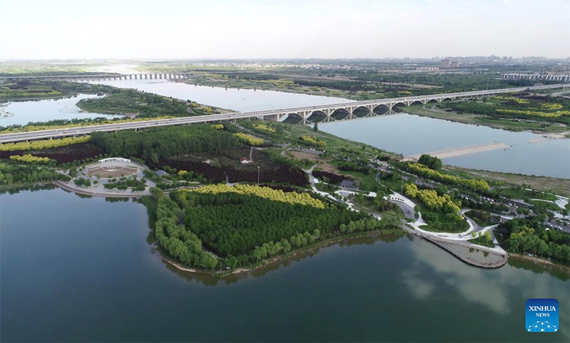 Mandhari ya Mto Hutuo wa Shijiazhuang, China baada ya urejesho wa hali ya ikolojia