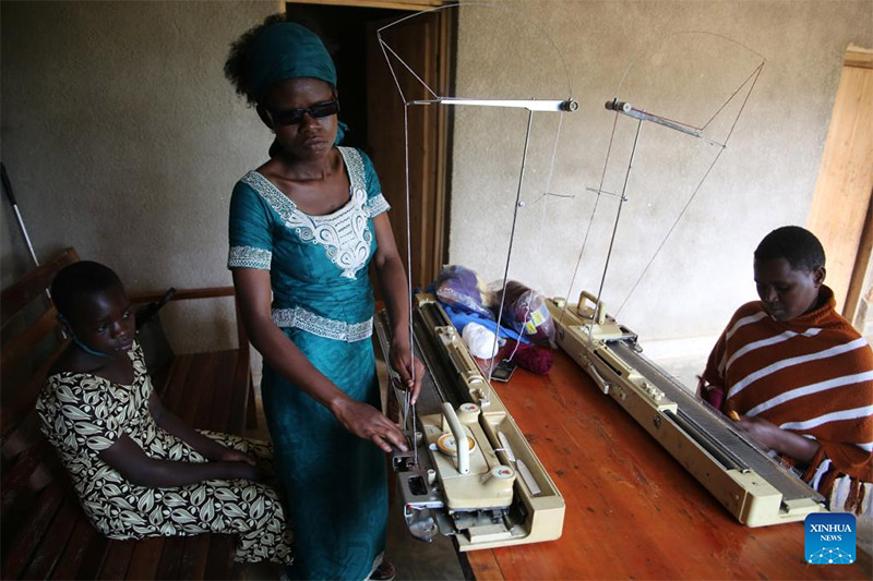 Rosette Uwifashije (wa kati) akiongoza wanafunzi kwenye kituo chake cha utoaji mafunzo kwenye Muhanga, Rwanda, Mei 14, 2022. (Picha/Xinhua)