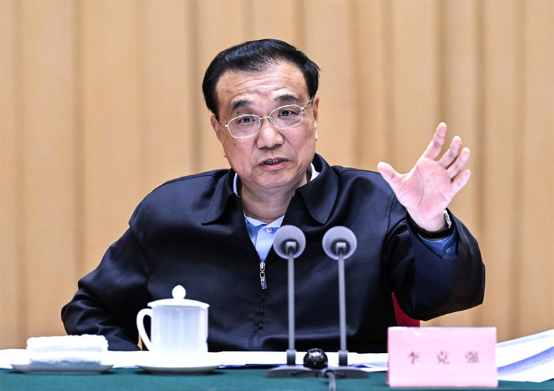 Waziri Mkuu wa China Li Keqiang, akiongoza kongamano la kuleta utulivu wa ukuaji wa uchumi, lililofanyika katika Mkoa wa Yunnan Kusini Magharibi mwa China, Mei 18, 2022. (Xinhua/Rao Aimin)