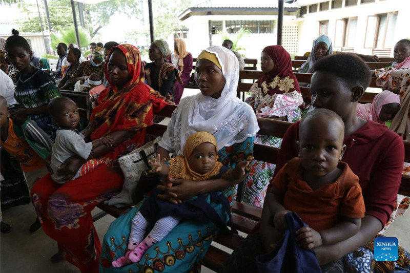 Watoto wakisubiri kudungwa chanjo ya polio huko Dar es Salaam, Tanzania Mei 18, Mwaka 2022. (Mpiga picha: Herman Emmanuel/Xinhua)