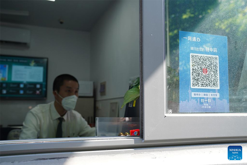 Picha ikionesha QR code kwenye kituo cha basi huko Shanghai, China, Mei 22, 2022. 