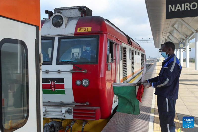 Kijana wa Kenya aliyeandaliwa kwa msaada wa China amekuwa dereva mstadi wa treni ya kisasa 