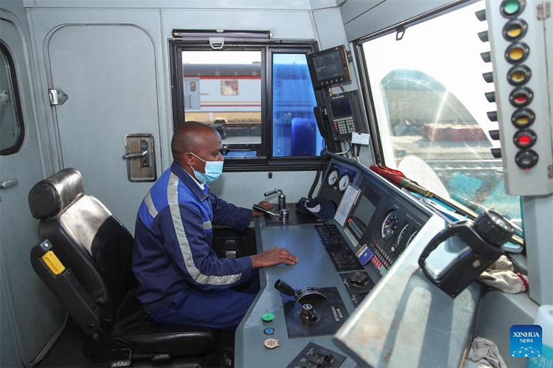 Kijana wa Kenya aliyeandaliwa kwa msaada wa China amekuwa dereva mstadi wa treni ya kisasa 