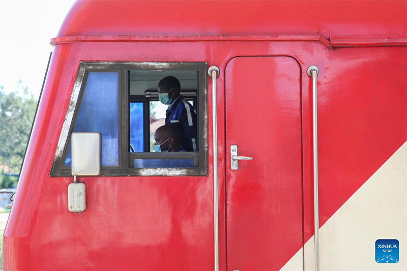 Kijana wa Kenya aliyeandaliwa kwa msaada wa China amekuwa dereva mstadi wa treni ya kisasa 