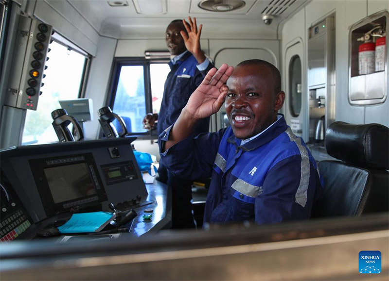 Kijana wa Kenya aliyeandaliwa kwa msaada wa China amekuwa dereva mstadi wa treni ya kisasa 