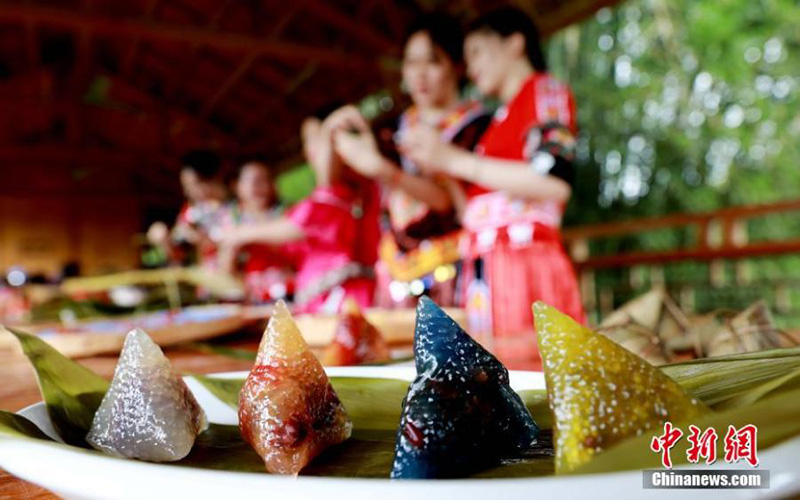 Wanavijiji watengeneza Zongzi huko Guangxi ili kukaribisha kuwadia kwa Sikukuu ya Ngalawa za Dragon ya China
