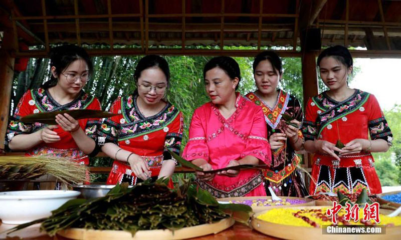 Wanavijiji watengeneza Zongzi huko Guangxi ili kukaribisha kuwadia kwa Sikukuu ya Ngalawa za Dragon ya China