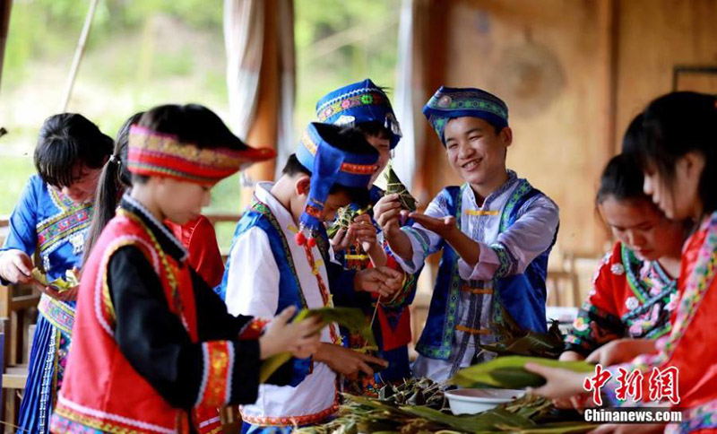 Wanavijiji watengeneza Zongzi huko Guangxi ili kukaribisha kuwadia kwa Sikukuu ya Ngalawa za Dragon ya China