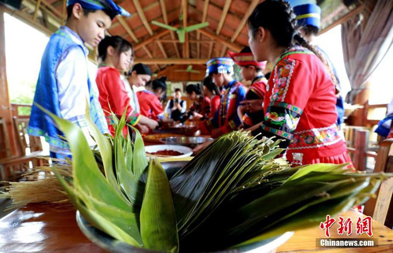 Wanavijiji watengeneza Zongzi huko Guangxi ili kukaribisha kuwadia kwa Sikukuu ya Ngalawa za Dragon ya China