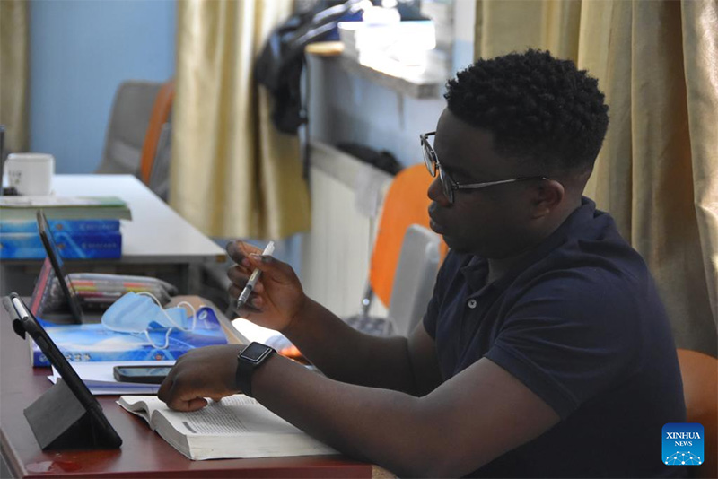 Mwanafunzi kutoka Zimbabwe George Tabengwa akisoma darasani katika Chuo Kikuu cha Matibabu cha Xinjiang huko Urumqi, Mkoa unaojiendesha wa Xinjiang Uyghur, Mei 18, 2022. (Picha/Xinhua)