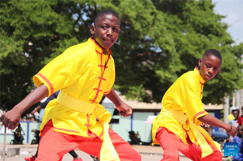 Maonesho ya mchezo wa jadi wa Wushu katika sherehe ya kuhitimu masomo huko Cotonou, Benin