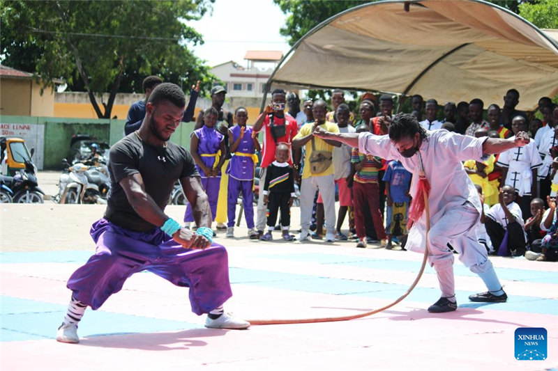 Maonesho ya mchezo wa jadi wa Wushu katika sherehe ya kuhitimu masomo huko Cotonou, Benin