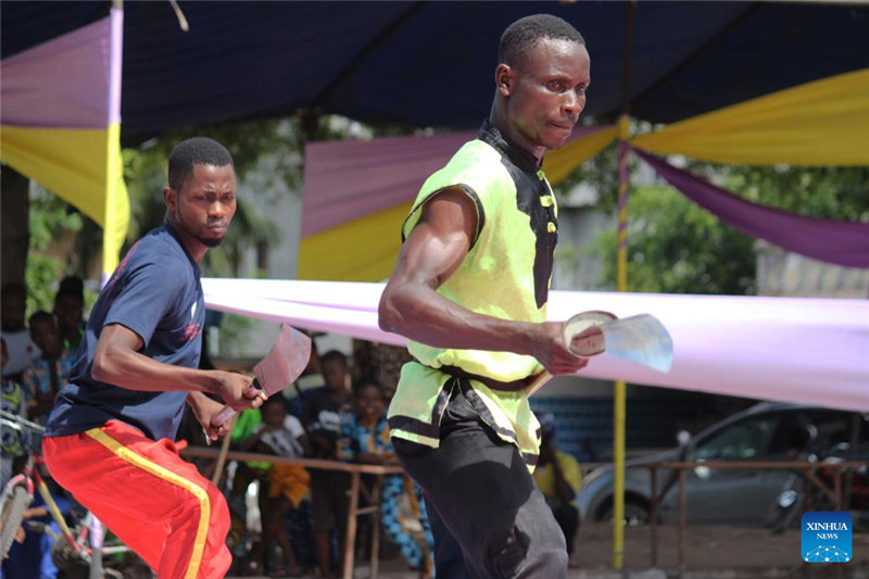 Maonesho ya mchezo wa jadi wa Wushu katika sherehe ya kuhitimu masomo huko Cotonou, Benin