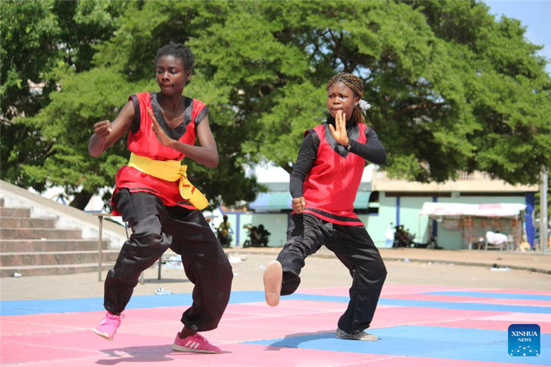 Maonesho ya mchezo wa jadi wa Wushu katika sherehe ya kuhitimu masomo huko Cotonou, Benin