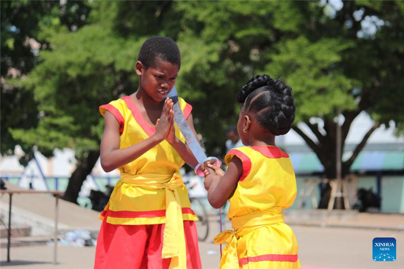 Maonesho ya mchezo wa jadi wa Wushu katika sherehe ya kuhitimu masomo huko Cotonou, Benin