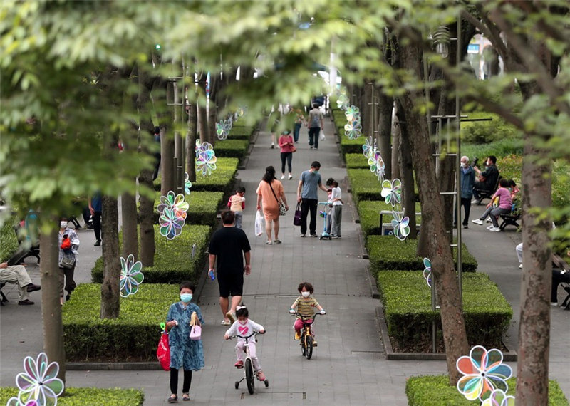 Watu wakitembelea bustani katika eneo la Xujiahui huko Shanghai, China, Juni 1, 2022. (Xinhua/Liu Ying)