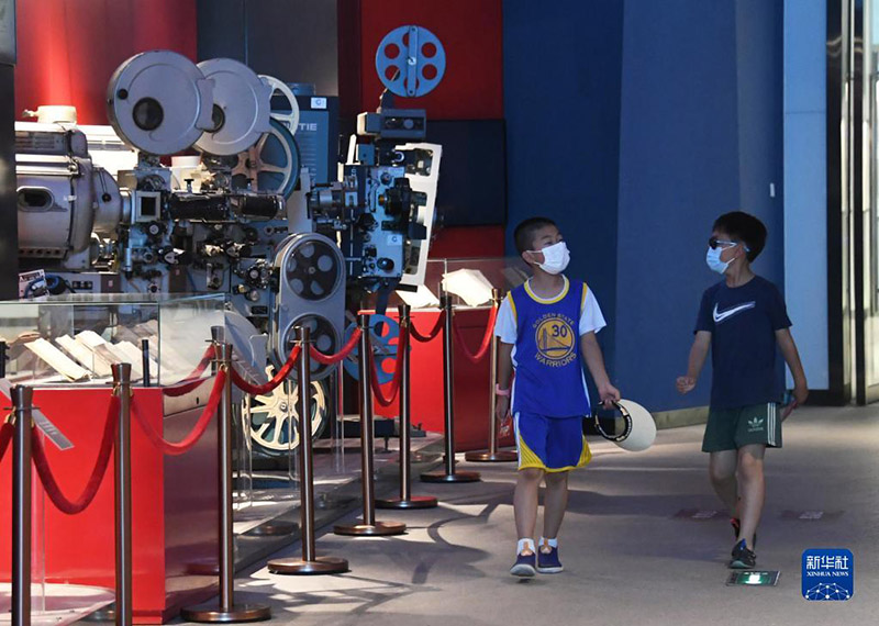 Tarehe 1, Juni, Watoto wakitembelea kwenye  Jumba la Makumbusho la Filamu la China. (Picha/Xinhua)