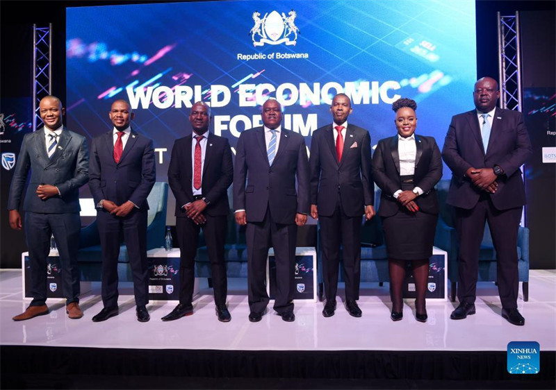 Rais wa Botswana Mokgweetsi Masisi (wa nne kushoto), Waziri wa Mambo ya Nje Lemogang Kwape (wa tatu kulia) na wageni wengine wakiwa katika picha ya pamoja wakati wa semina ya Botswana kuhusu uchambuzi wa baada ya Baraza la Uchumi Duniani (WEF) iliyofanyika mjini Gaborone, Botswana, Juni 8, 2022. Botswana imepanga mipango na miradi kadhaa katika sekta ya nishati safi, wakati nchi hiyo ya Kusini mwa Afrika inatafuta njia za kuhama kutoka kwenye uchumi unaotegemea rasilimali kwenda kwenye ule unaotegemea maarifa na kutengeneza nafasi za kazi. Rais Mokgweetsi Masisi ameweka bayana hili Jumatano wiki hii alipokuwa akitoa hotuba kuu kwenye semina hiyo ya uchambuzi wa baada ya Baraza la Uchumi Duniani (WEF) mjini Gaborone. (Picha na Tshekiso Tebalo/Xinhua)