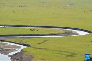 Mandhari kando ya Mto Mergel Gol huko Hulun Buir, Mongolia ya Ndani nchini China