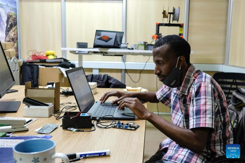 Fundi akifanya kazi ndani ya karakana ya AirQo kwenye Chuo Kikuu cha Makerere mjini Kampala, Uganda, Mei 31, 2022. (Picha na Hajarah Nalwadda/Xinhua)