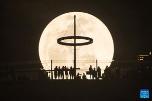 Mwezi mkubwa (supermoon) waangaza anga la usiku kote duniani