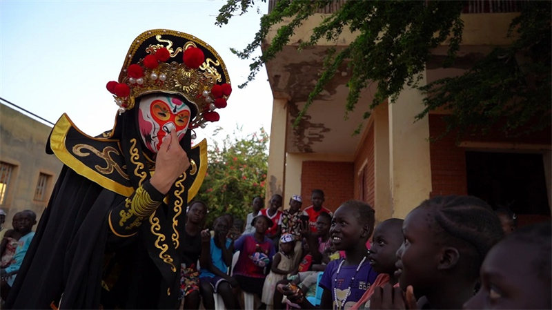 Kuwafuatilia watoto wa Afrika, kueneza matumaini kwa upendo
