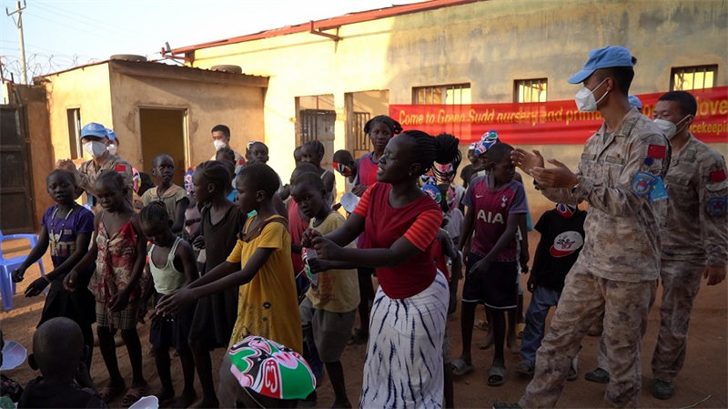 Kuwafuatilia watoto wa Afrika, kueneza matumaini kwa upendo