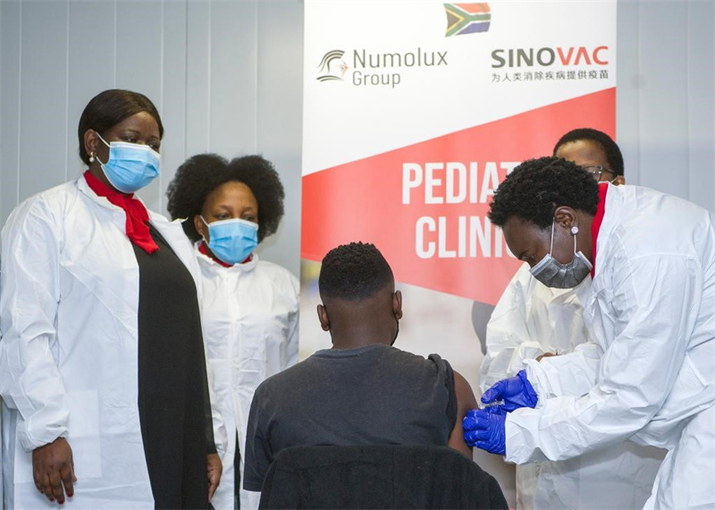 Septemba 10, 2021, daktari akidunga dozi ya kwanza ya chanjo ya Sinovac kwa kijana aliyejitolea wa kwanza huko Pretoria, Afrika Kusini. Picha na Chen Cheng/Xinhua)