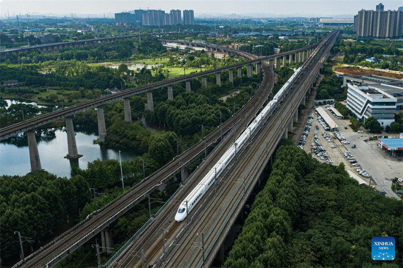 Picha iliyopigwa kutoka juu ikionyesha treni ya mwendokasi ikienda kwa kasi kwenye reli ya Beijing-Wuhan sehemu ya Reli ya Mwendokasi ya Beijing-Guangzhou, Mjini Wuhan, Mkoa wa Hubei nchini China, Juni 20, 2022. (Xinhua/Xiao Yijiu)
