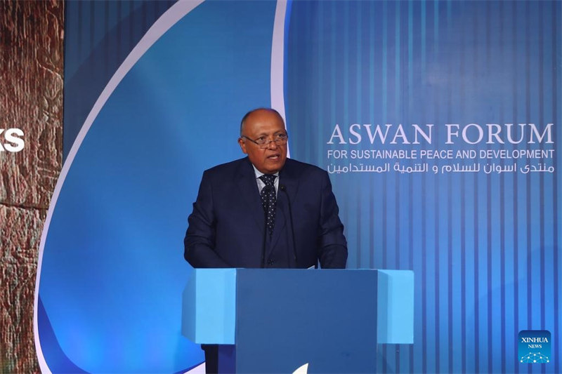 Waziri wa Mambo ya Nje wa Misri Sameh Shoukry akihutubia mkutano wa tatu wa Kongamano la Amani na Maendeleo Endelevu la Aswan mjini Cairo, Misri, Tarehe 21 Juni 2022. Mkutano wa tatu wa Kongamano la Amani na Maendeleo Endelevu la Aswan limeanza Jumanne wiki hii likilenga mizozo mingi inayokabili Afrika, hasa usalama wa chakula, mabadiliko ya tabianchi na mapambano dhidi ya ugaidi. (Xinhua/Ahmed Gomaa)