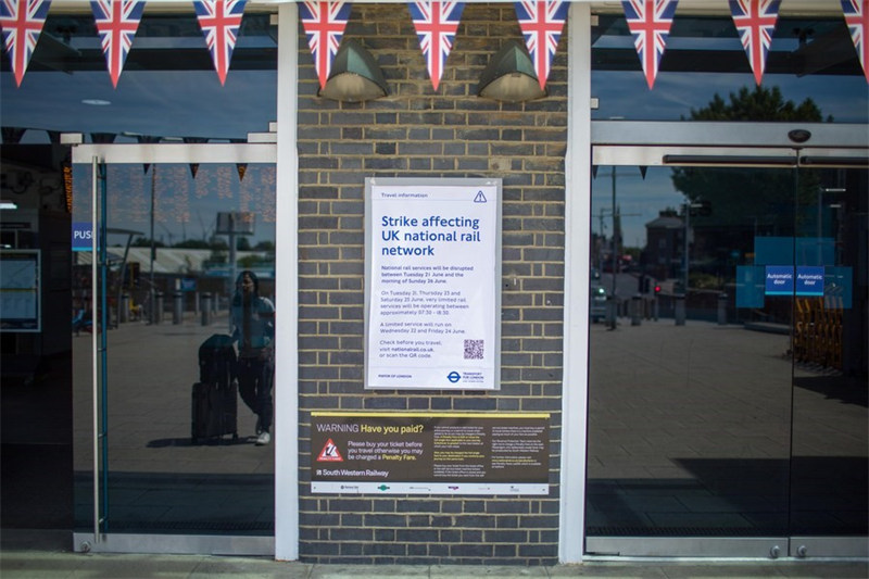 Picha iliyopigwa Tarehe 21 Juni 2022 ikionyesha notisi ya mgomo kwenye Stesheni ya Makutano ya Clapham mjini London, Uingereza. (Picha na Tim Ireland/Xinhua)