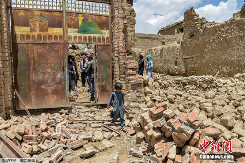Juni 23 kwa saa za huko, mtoto akitoka nje kutoka mlango wa nyumba iliyoharibiwa katika eneo linaloathiriwa na tetemeko la ardhi la Mkoa wa Paktika, Afghanistan. 