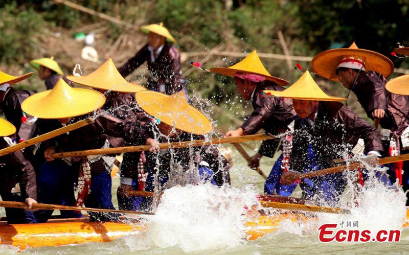 Tarehe 22, Juni, 2022, ngalawa za dragon zikishindana kwenye mto wa Qingshui huko Shiping, Mkoa wa Guizhou wa Kusini Magharibi mwa China, ili kusherehekea sikukuu ya ngalawa za dragon.