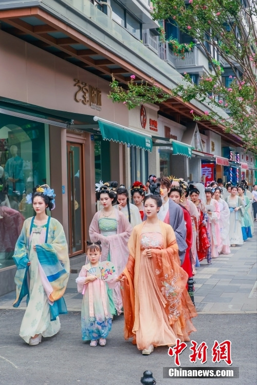 Shughuli ya watu wanaovaa mavazi ya Enzi ya Han yafanyika Chengdu 