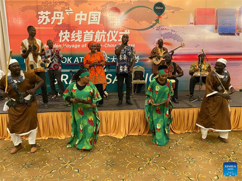 Wasanii wa Sudan wakitumbuiza kwenye hafla ya uzinduzi wa njia ya meli za baharini huko Khartoum, Sudan, Juni 26, 2022. Sudan imefanya hafla ya uzinduzi wa njia ya kwanza ya meli za baharini ya moja kwa moja kati yake na China, katika Mji Mkuu Khartoum Jumapili jioni. (Picha na Mohamed Khidir/Xinhua)