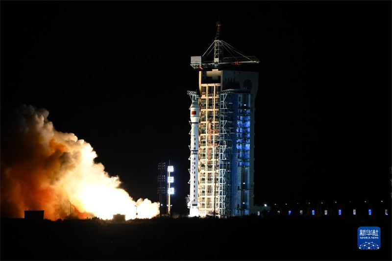 Saa 5:46 usiku wa tarehe 27, Juni China ilifaulu kurusha satelaiti ya Gaofen No.12 03 kwa maroketi ya Changzheng No.4 C kutoka kituo cha kurusha satelaiti ya Jiuquan. Satelaiti hiyo imeingia vizuri kwenye obiti iliyopangiwa katika anga ya juu na kazi hii ya kurusha satelaiti imepata mafanikio mazuri. (Picha na Wang Jiangbo/Xinhua)