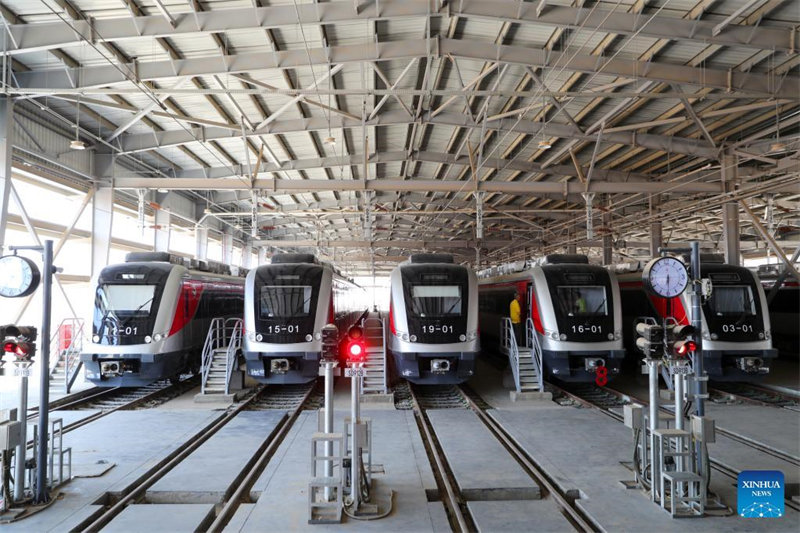 Picha iliyopigwa Tarehe 3 Julai 2022 ikionyesha treni za reli ya kutumia umeme kwenye depo huko Cairo, Misri. Mfumo wa kwanza wa reli ya kutumia umeme ya Misri (LRT) uliojengwa kwa pamoja na makampuni ya China na Misri ulianza majaribio yake siku ya Jumapili. (Xinhua/Sui Xiankai)