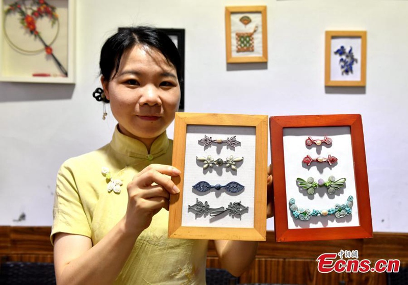 Msichana anayejikita katika kufuma vifungo vya nguo vya jadi vya China