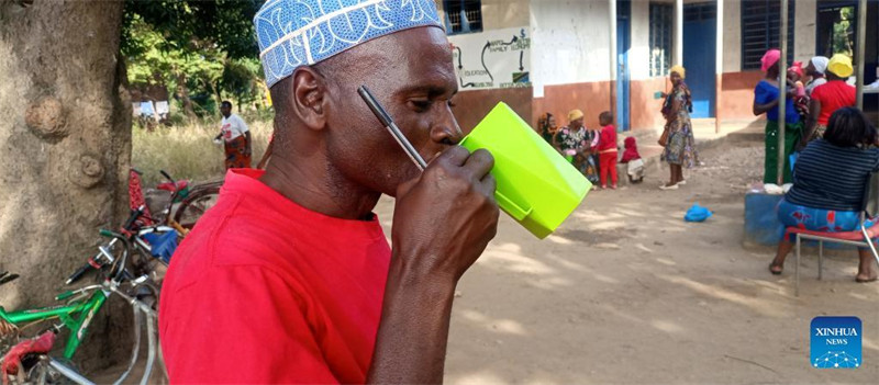 Mwanakijiji akinywa maziwa ya soya mjini Morogoro, Tanzania, Juni 23, 2022. Maziwa ya soya ambayo ni kinywaji cha kijadi cha China chenye ladha na lishe, yanazidi kuwa maarufu miongoni mwa Watanzania katika vijiji vya mkoa wa Morogoro, Magharibi mwa Dar es Salaam. (Chuo Kikuu cha Kilimo cha China/Kutumwa kupitia Xinhua)